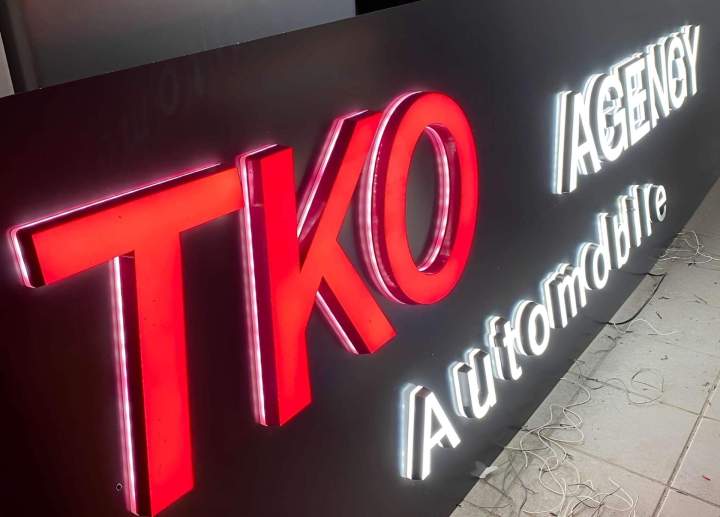 Panneau lumineux percutant pour être vu jour et nuit